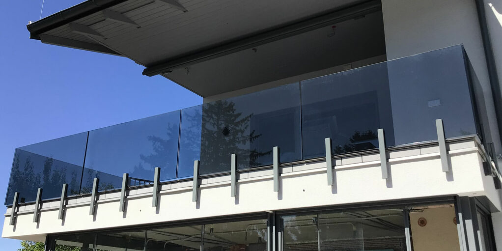 Balkon-Geländer aus Glas und Stahl