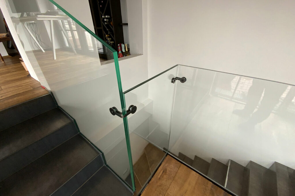 Stahltreppe mit Glasgeländer